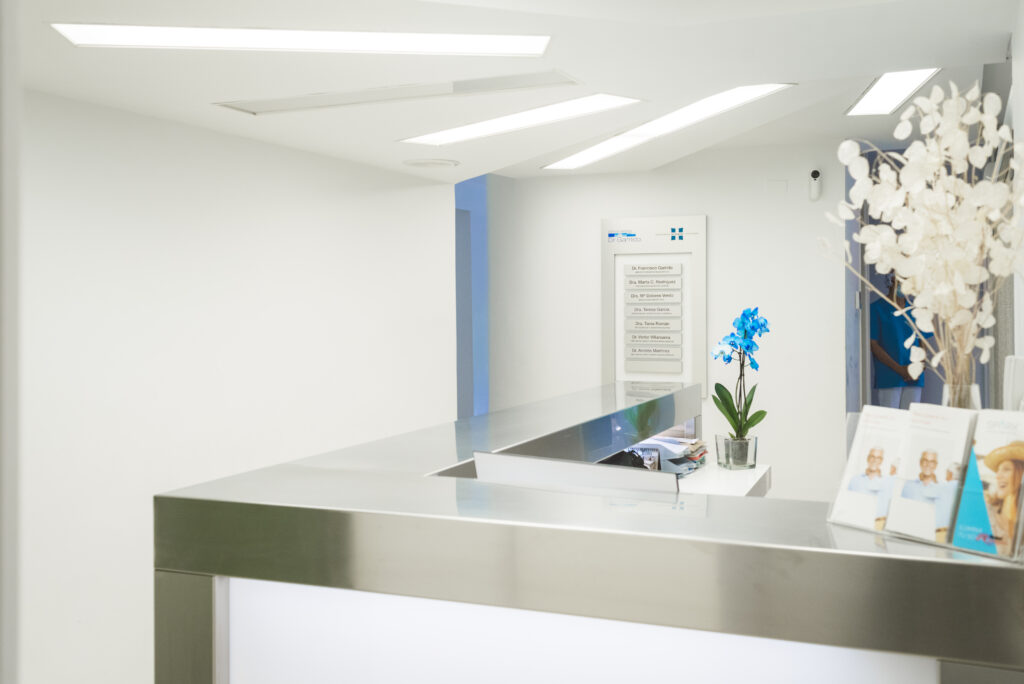 Recepción moderna de la clínica dental en Elda del Centro Médico Los Ángeles
